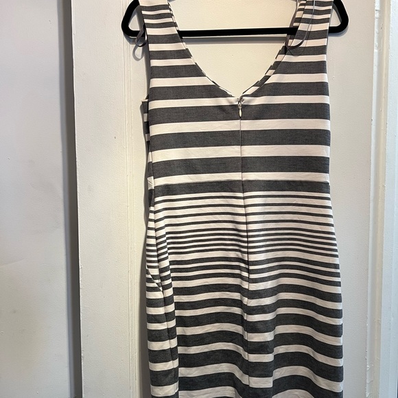 Gray and white dress - Picture 2 of 2